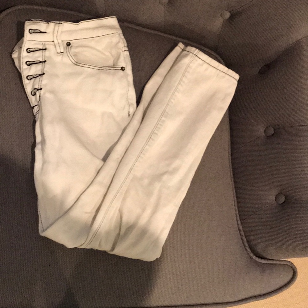 Super cute white jeans with black seams !!!